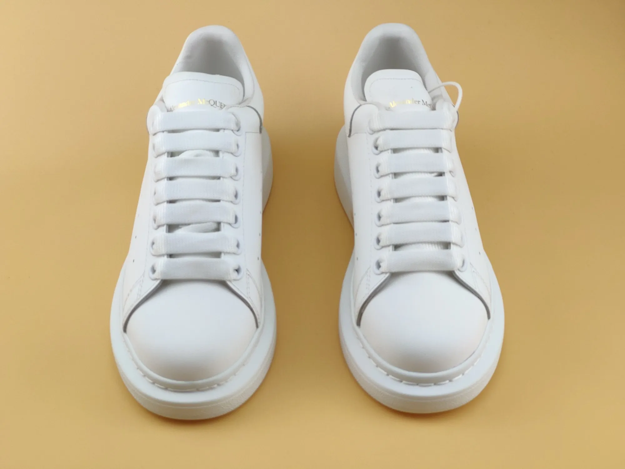 👟👟Ex-factory price 480 👟👟 ALEXANDER MQUEEN (McQueen) 🎉The highest quality silk cowhide version on the market🎊, imported water-dyed sheepskin inside, 1:1 replica at the counter, star style T stage catwalk, a must-have for fashionistas , the original high-temperature and ultra-clear air pressure logo on the foot, absolutely counter-matched version, the arc of the back bag is truly genuine 0⃣ difference, using an exclusive privately molded double-layer vacuum outsole, which is light on the foot and has excellent rebound! Running🏃✈The first choice item for outdoor sports💅💅Trend and fashion coexist📣Female style: 35-39, male style: 39-44 with original packaging